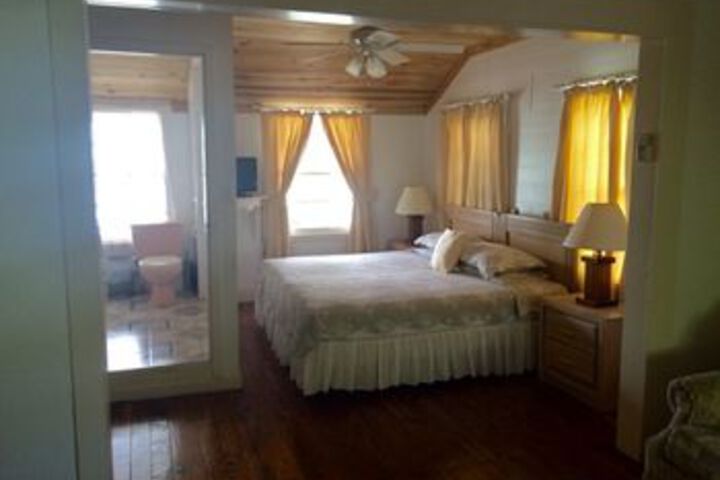 Room 13 of 18