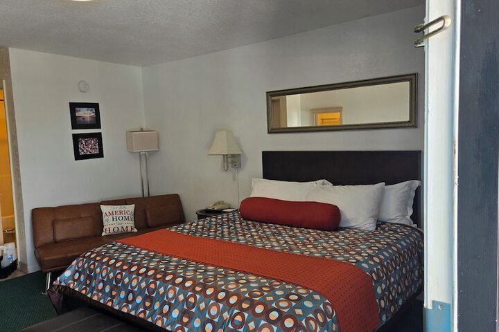 1 King Bed (12 of 16)