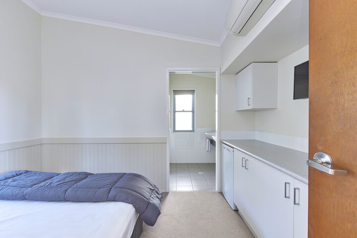 Room 10 of 102