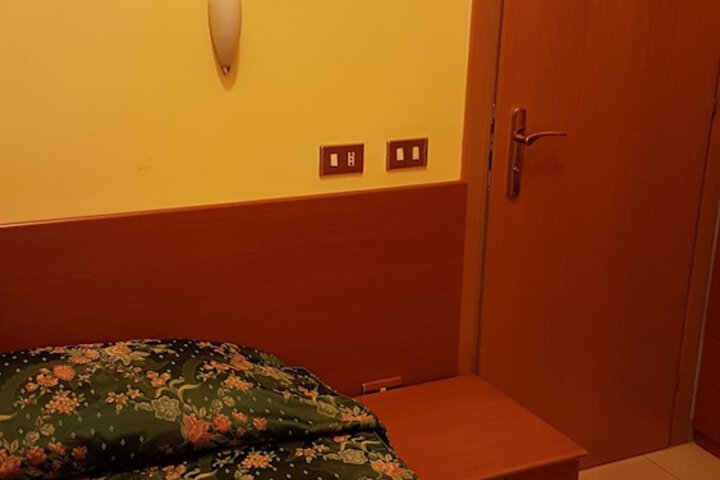 Room 6 of 28