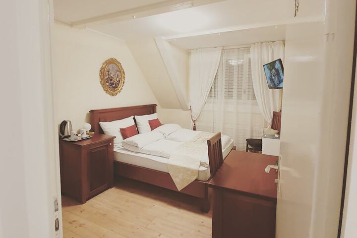 Room 27 of 266