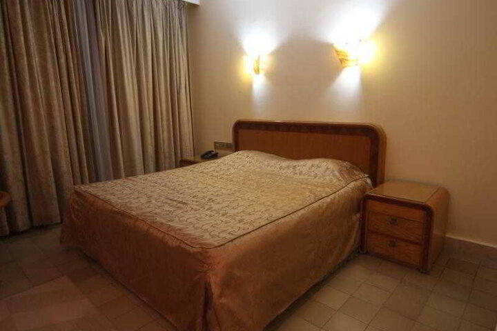 Room 4 of 8