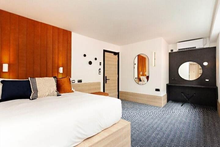 Room 17 of 25