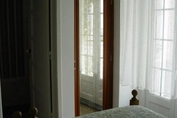 Room 5 of 12