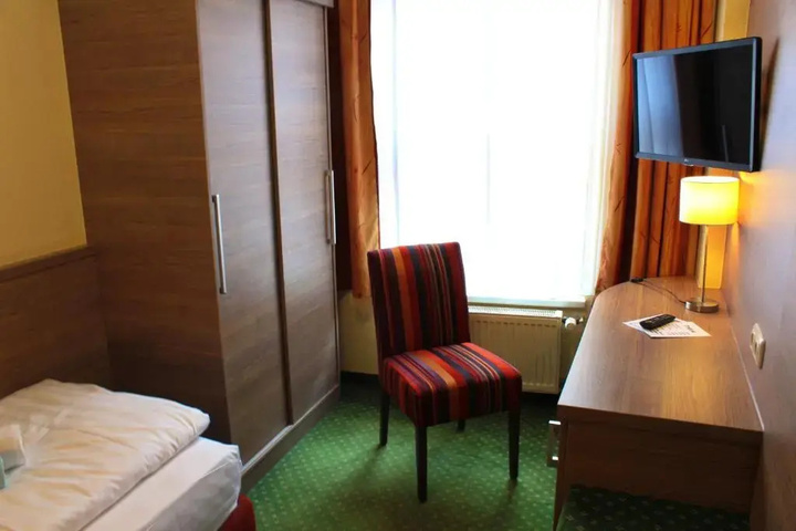 Room 4 of 14