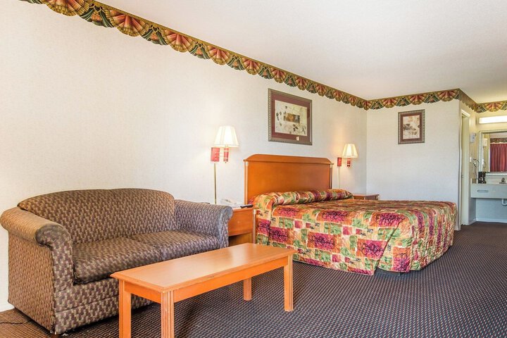 Room 10 of 28