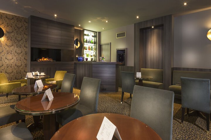 Lounge 33 of 41