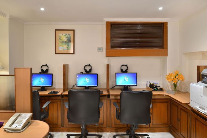 Business Center 28 of 31