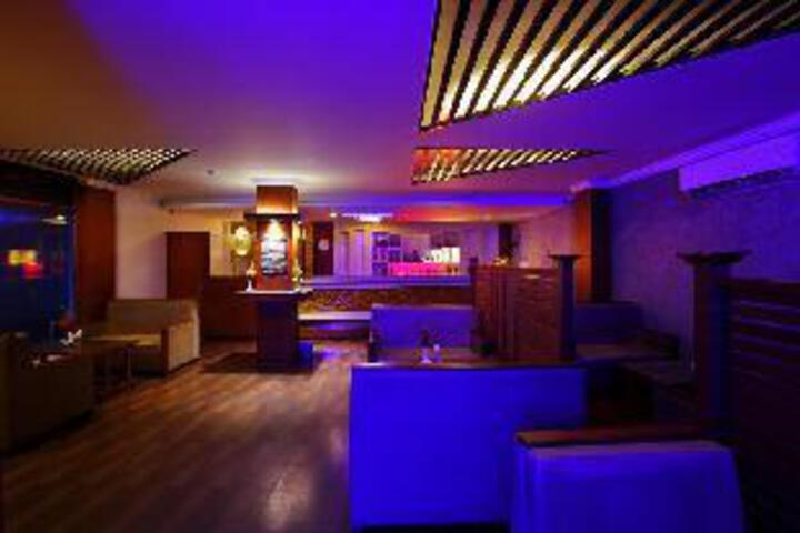 Lounge 7 of 20