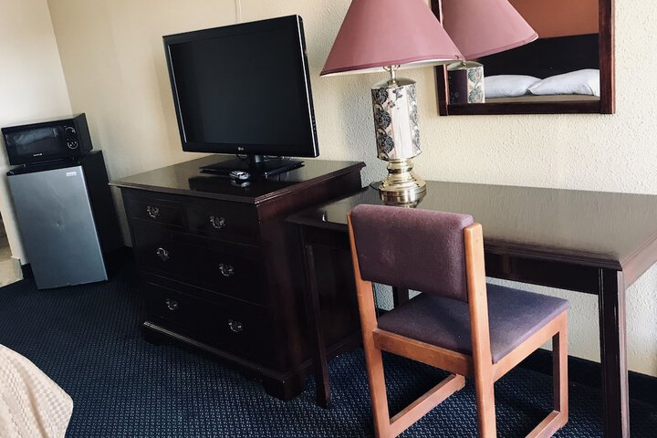 1 Queen Bed (11 of 19)