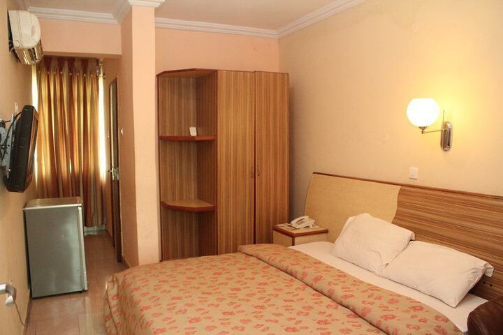 Room 6 of 28