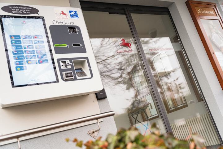 Check-in/check-out kiosk