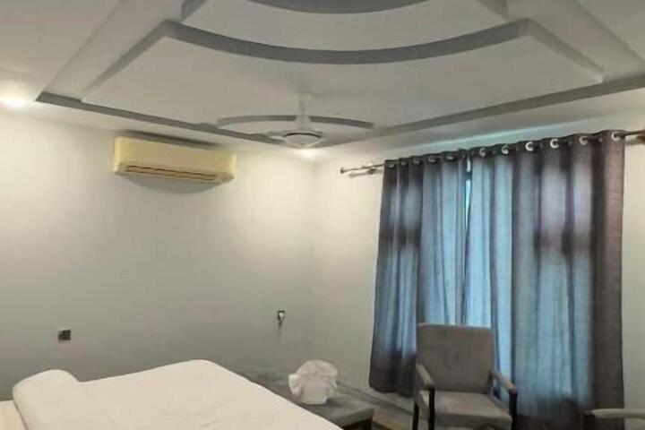 Room 6 of 10