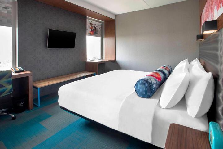 1 King Bed (5 of 7)
