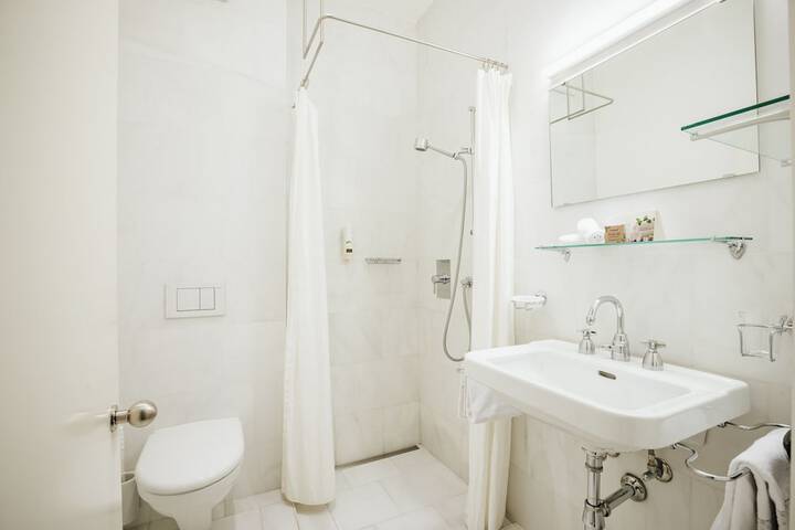 Room 8 of 28