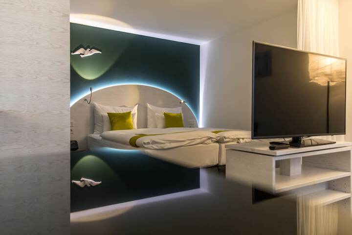 Room 12 of 93