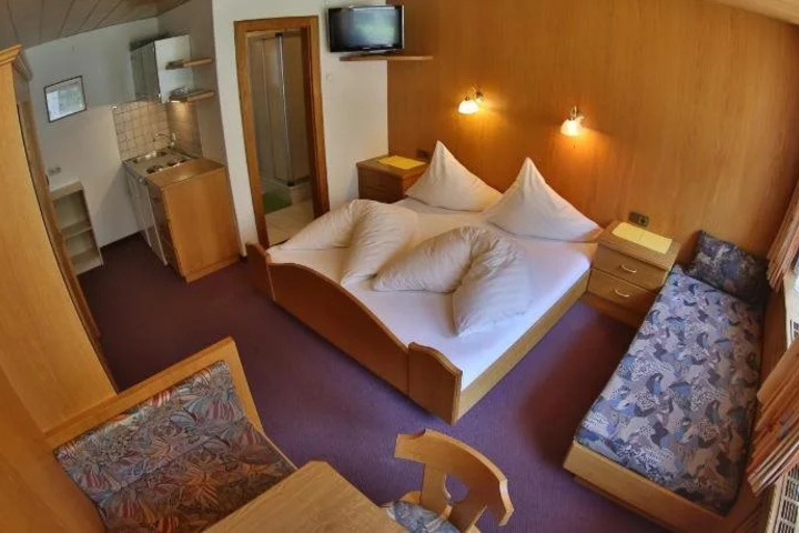 Room 6 of 14