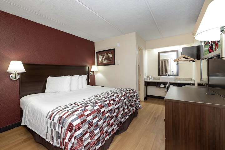 1 King Bed (3 of 9)