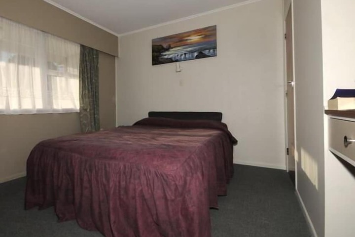 Room 5 of 8