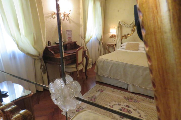 Room 33 of 63
