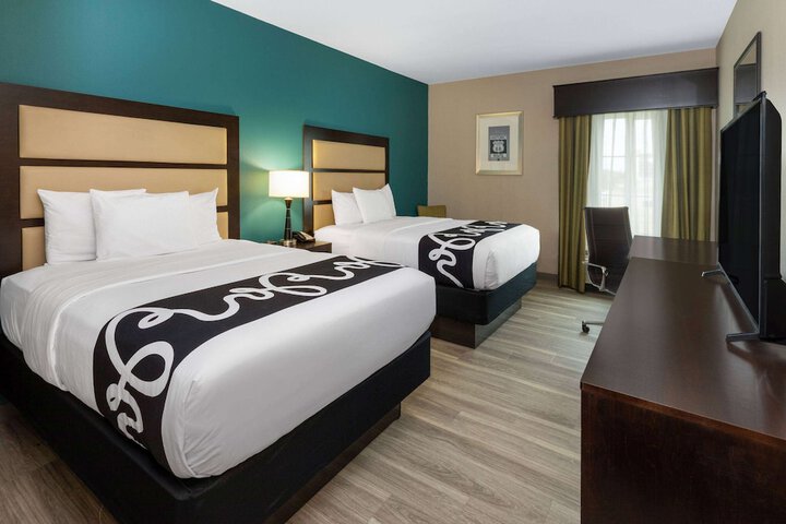 1 King Bed and 1 Queen Bed (2 of 8)