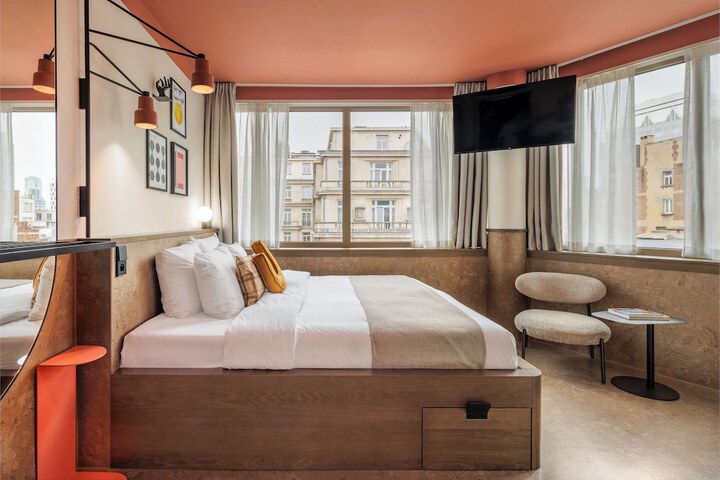 Room 18 of 48