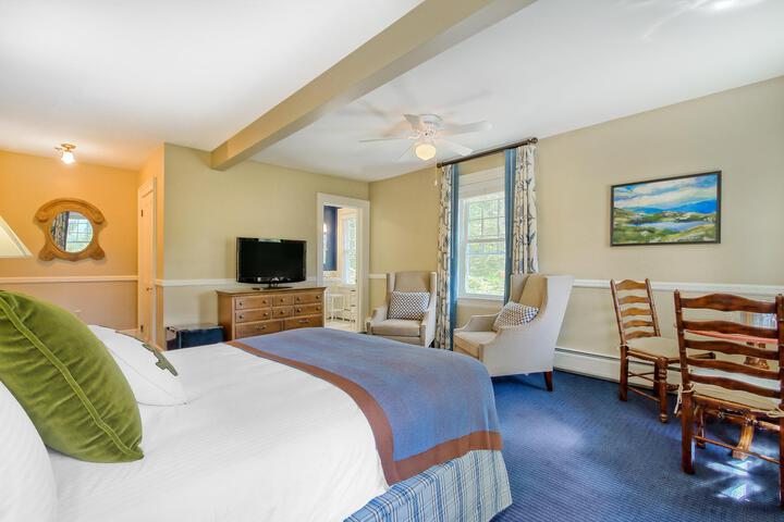 Deluxe King Bed (1 of 13)