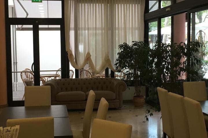 Lobby lounge
