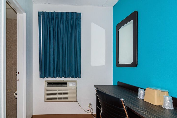 1 Queen Bed (7 of 16)
