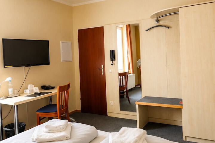 Room 10 of 28