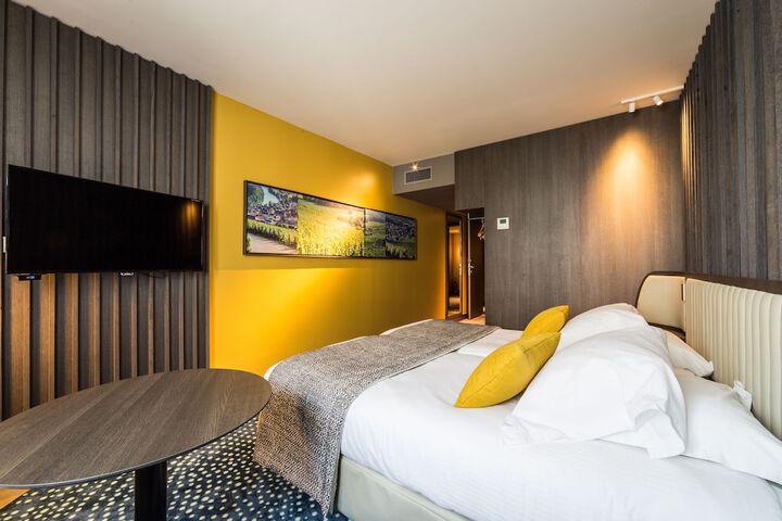 Room 2 of 63