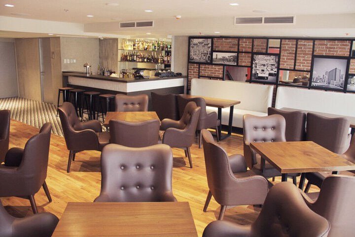 Lounge 17 of 27