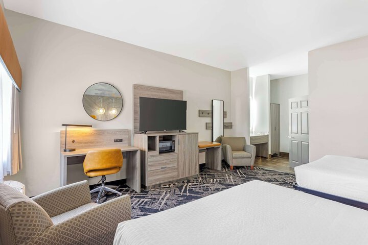 2 Queen Accessible Bathtub Microwave, Refrigerator WiFi Continental Breakfast (19 of 21)
