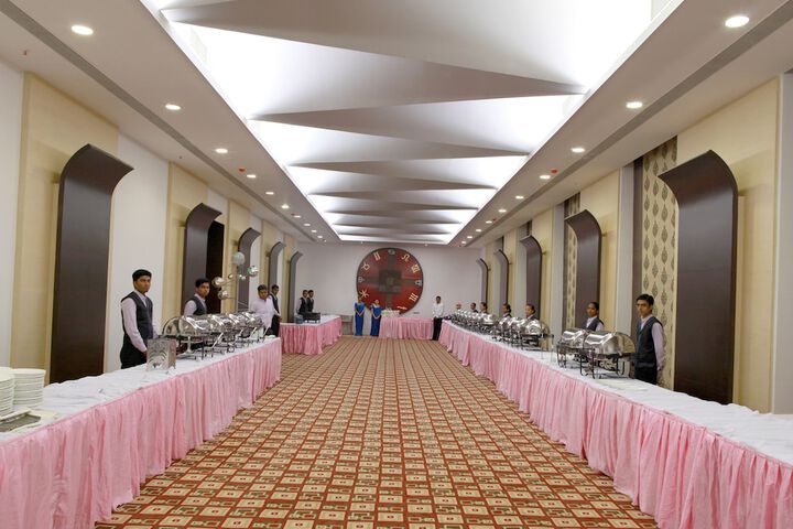 Ballroom/Hall 34 of 37