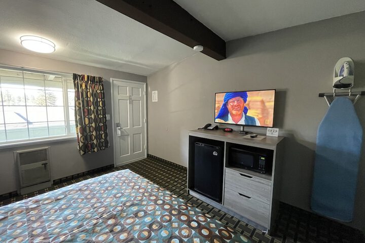1 Queen Bed (51 of 56)