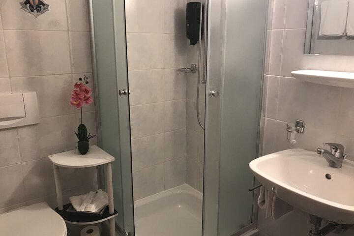Room 7 of 19