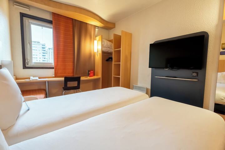 Room 3 of 40