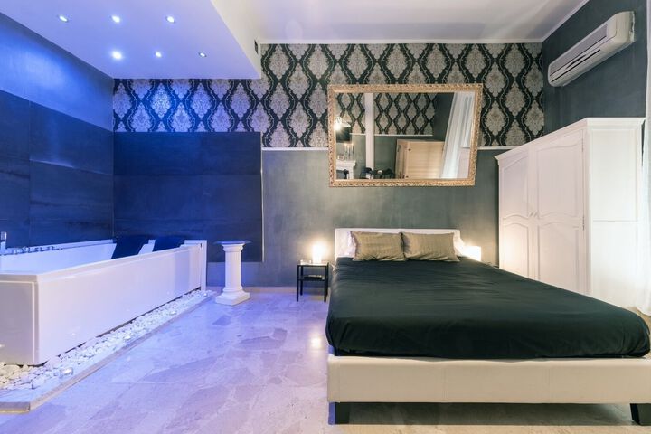 Room 10 of 28