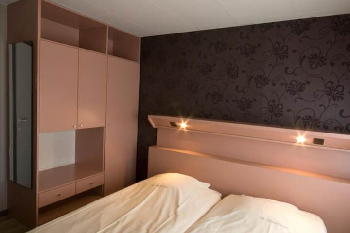 Room 5 of 33