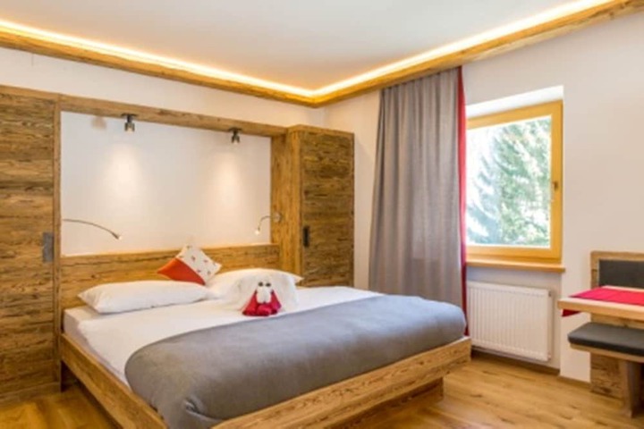 Room 4 of 69