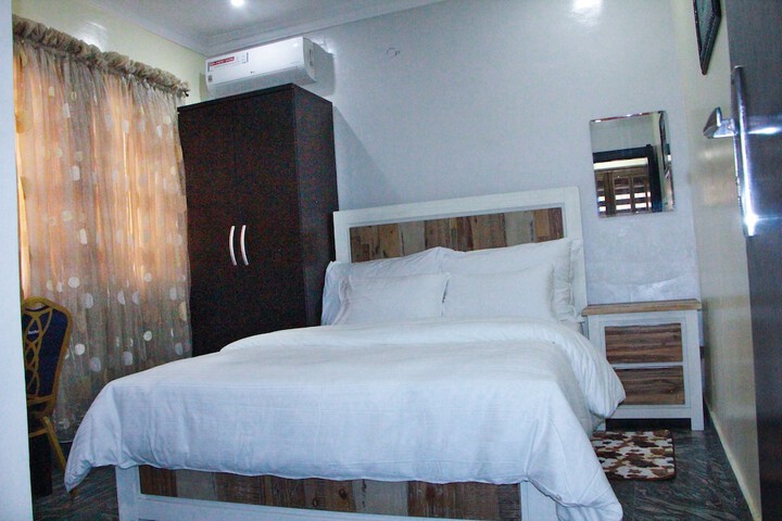 Room 6 of 34