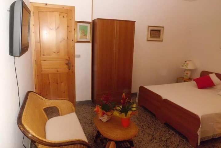 Room 8 of 16