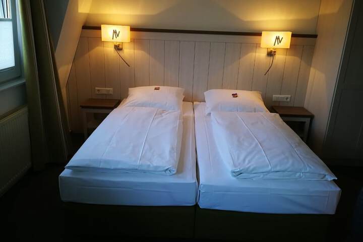 Room 5 of 62