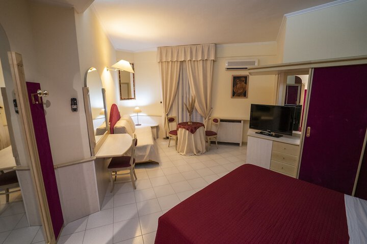 Room 9 of 13