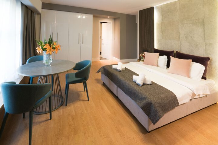 Room 26 of 102