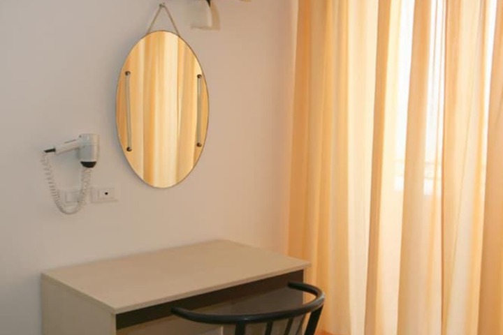 Room 12 of 37