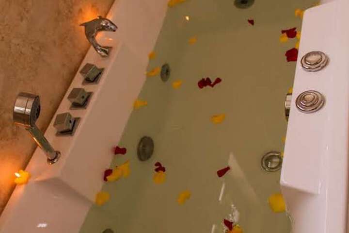 Hot Tub 23 of 34