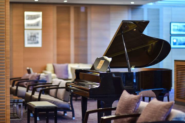 Lounge 102 of 126