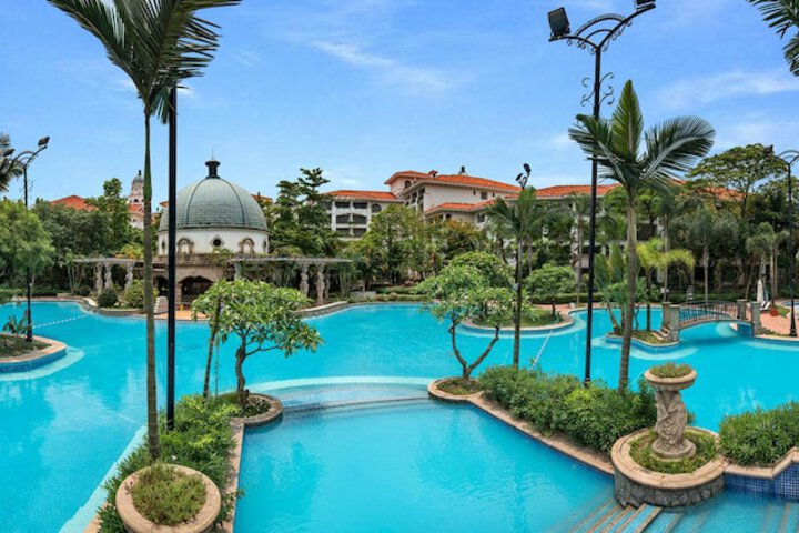 Hotel with Pool