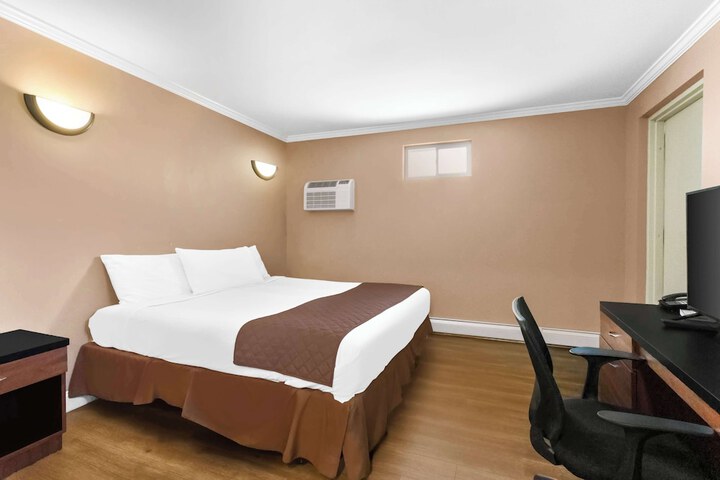 1 King Bed (9 of 14)